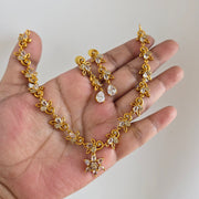 Flower pendant necklace