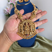 Padma lakshmi Matte gold haram